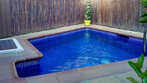 Construcció d'una piscina al jardí