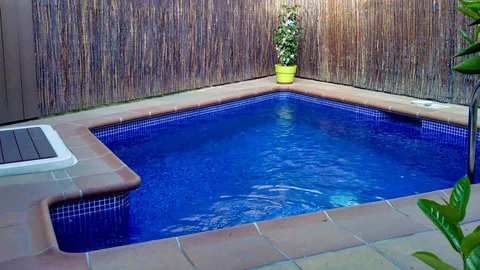 Construcció d'una piscina al jardí